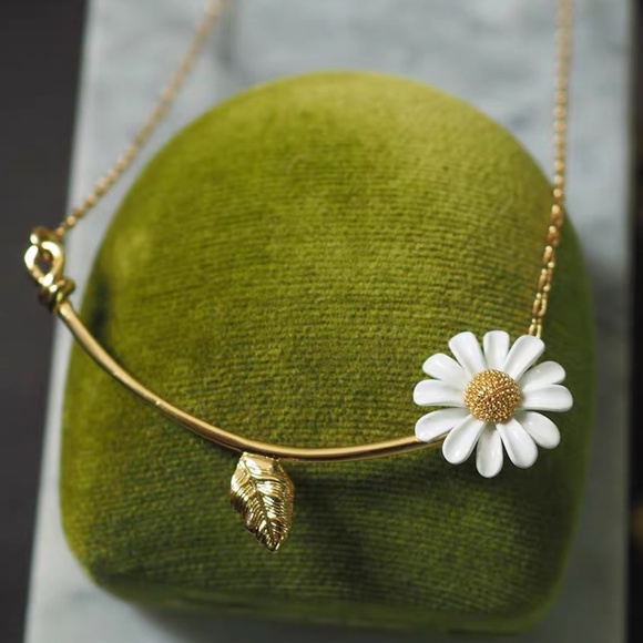 kate spade Jewelry - Kate Spade flower necklace
